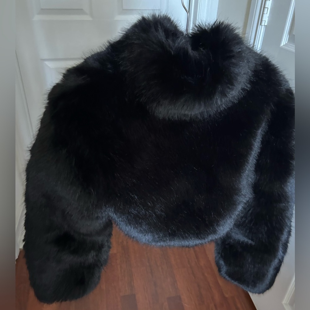 NWOT ALO Yoga Opulent Faux Fur Cropped Jacket Coat XS Black - Picture 4 of 10